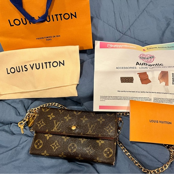 Louis Vuitton Handbags - 💯 Authentic vintage Louis Vuitton Sarah wallet, with lock and key (306)